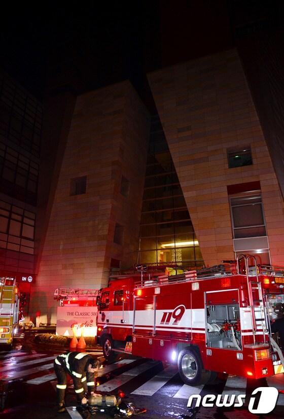본문 이미지 - 2014년 4월7일 새벽 서울 광진구 자양동의 한 호텔 지하 사우나에서 원인 미상의 화재가 발생한 가운데 현장 앞에 소방차들이 출동해 있다. 2014.1.7/뉴스1
