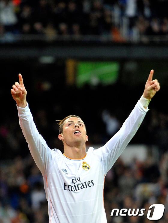 본문 이미지 - 크리스티아누 호날두&#40;레알 마드리드&#41;가 7일&#40;한국시간&#41; 열린 스페인 프로축구 17라운드 셀타 비고와의 경기에서 후반 48분 자신의 두 번째 골을 터뜨린 뒤 기뻐하고 있다. © AFP=News1  