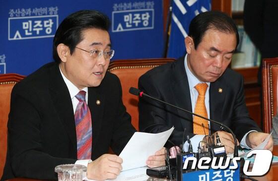 본문 이미지 - 민주당 전병헌 원내대표가 7일 오전 서울 여의도 국회에서 열린 원내대책-환노위, 국토위 연석회의에서 모두발언을 하고 있다.전 원내대표는 이 자리에서 