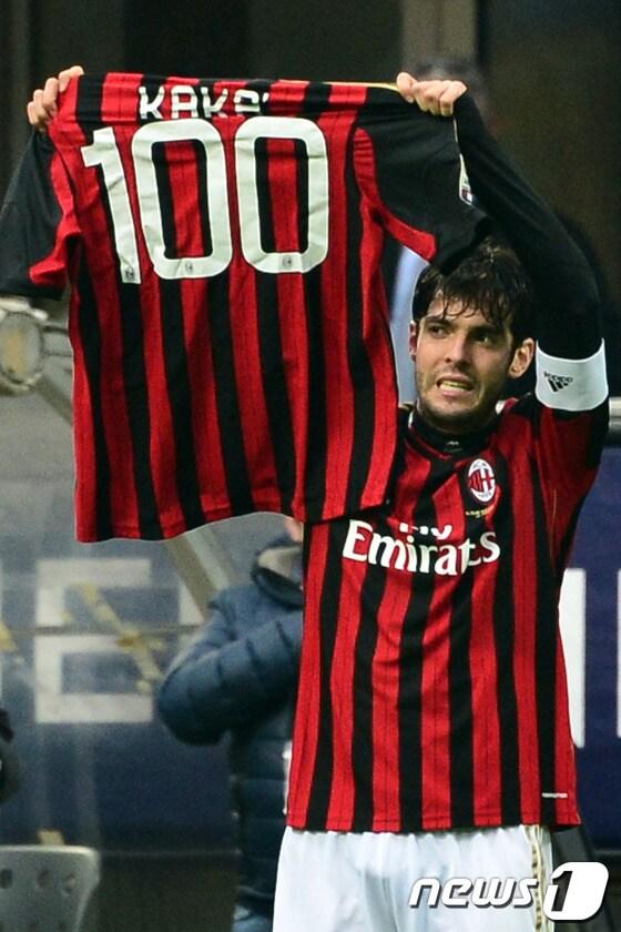 본문 이미지 - AC밀란 소속 100호골을 터뜨린 카카가 특별 제작된 유니폼을 들어보이고 있다.  © AFP=News1  
