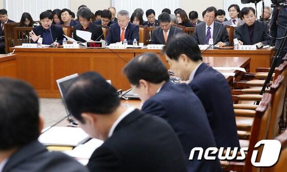 본문 이미지 - 7일 오전 서울 여의도 국회 정치개혁특별위원회에서 열린 &#39;교육감 선거를 비롯한 지방교육자치 선거제도 개선 방안 논의 공청회&#39;에서 여야 의원들이 진술인들의 발언을 경청하고 있다. 2014.1.7/뉴스1 © News1 오대일 기자