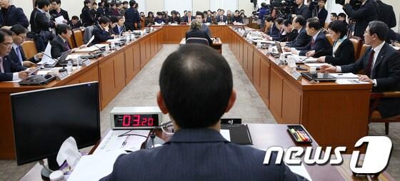본문 이미지 - 7일 오전 서울 여의도 국회 정치개혁특별위원회에서 열린 '교육감 선거를 비롯한 지방교육자치 선거제도 개선 방안 논의 공청회'에서 여야 의원들이 진술인들의 발언을 경청하고 있다. 2014.1.7/뉴스1 © News1   오대일 기자