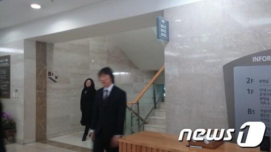 본문 이미지 - 7일 오전 슈퍼주니어 소속 가수 이특의 부친과 조부모 빈소로 내려가는 계단을 장례식장 관계자들이 통제하고 있다. /뉴스1© News1