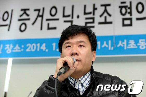 본문 이미지 - 간첩사건에 연루돼 재판을 받고 있는 前 서울시 공무원 유우성(34)씨가 민주사회를위한변호사모임 통일위원회와 함께 지난 달 7일 오전 서울 서초구 민변 사무실에서 서울시 공무원 간첩 조작사건 관련 '수사기관의 증거은닉·날조 혐의 고소·고발에 관한 기자회견'을 하고 있다. © News1   민경석 기자