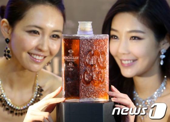 본문 이미지 - 에드링턴코리아가 7일 오전 서울 청담동 SSG 푸드마켓에서 한정판 위스키 '맥캘란 라리끄 5 스피리츄얼 홈 에디션'을 출시한 가운데 모델들이 제품을 선보이고 있다. 이번에 선보이는 제품은 시리즈 다섯 번째 작품으로 전 세계 400병 한정 생산되었으며 한국에는 단 10병만 판매된다. 가격은 2800만 원. 2014.1.7 머니투데이/뉴스1 © News1   