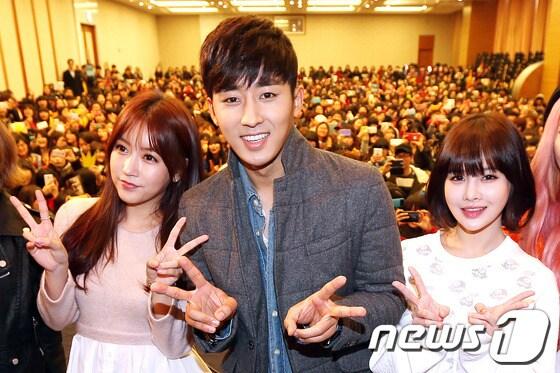 본문 이미지 - 배우 손호준, 그룹 티아라가 7일 오후 전남 순천시 조례동 에코그라드호텔에서 열린 팬 사인회에 참석해 포즈를 취하고 있다. 2014.1.7 스타뉴스/뉴스1 © News1   &#40;순천&#40;전남&#41;=뉴스1&#41; 