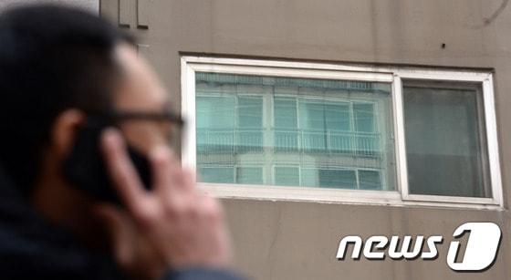 본문 이미지 - 슈퍼주니어 멤버 이특의 아버지와 조부모 등 3명이 숨진 채 발견된 서울 동작구 대방동 아파트. 2014.1.7/뉴스1 © News1 손형주 기자