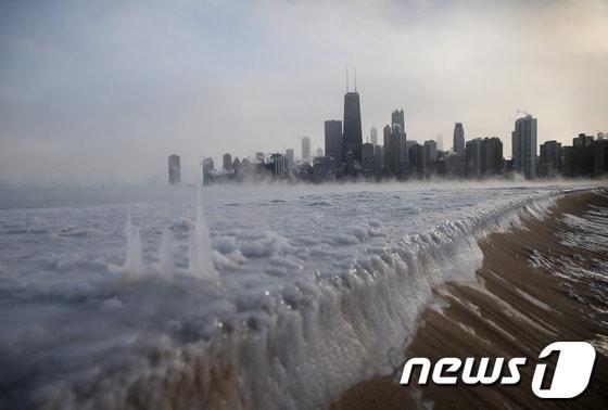 본문 이미지 - 미국 시카고의 얼어붙은 모습 © AFP=News1 