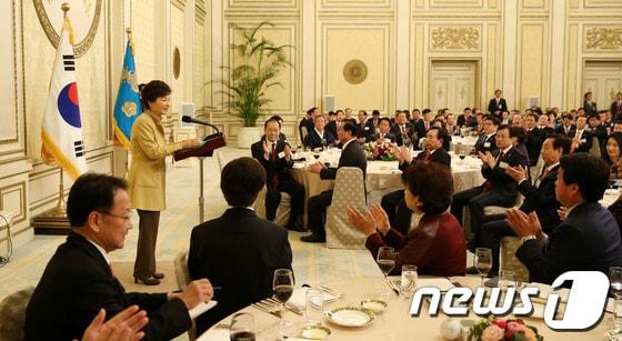 본문 이미지 - 박근혜 대통령이 7일 오후 청와대에서 열린 새누리당 소속 국회의원 및 당협위원장 초청 만찬에 참석해 인사말을 하고 있다.&#40;청와대 제공&#41; 2014.1.7/뉴스1 © News1 박철중 기자