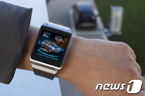 본문 이미지 - 갤럭시 기어로 BMW의 전기자동차 i3를 제어하는 모습. &#40;삼성전자 제공&#41; 2014.1.8/뉴스1 © News1   