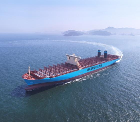 본문 이미지 - 덴마크 A.P.Moller-Maersk 社의 18,270 TEU 컨테이너선인 ‘머스크 맥키니 몰러(Maersk Mc-Kinney Moller)’호ⓒ News1