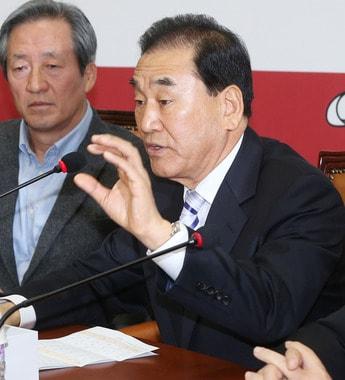 본문 이미지 - 새누리당 이재오 의원이 8일 오전 서울 여의도 국회에서 열린 최고중진연석회의에서 당 차원의 개헌 논의 본격화를 촉구하고 있다. 2014.1.8/뉴스1 © News1   오대일 기자