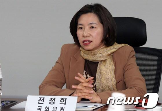 본문 이미지 - 전정희 민주당 의원이 8일 오전 서울 여의도 국회 의원회관에서 '대·중소 유통업계 상생협력 방안 모색'를 주제로 열린 간담회에서 인사말을 하고 있다. 2014.1.8/뉴스1 © News1 허경 기자