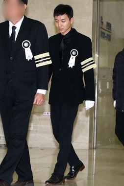 본문 이미지 - 그룹 슈퍼주니어 멤버 이특이 8일 오전 서울 고려대학교 구로병원에서 엄수된 조부모와 부친의 발인식에서 슬픔에 잠겨있다. /뉴스1 © News1 