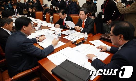 본문 이미지 - 8일 오후 서울 여의도 국회에서 열린 정치개혁특별위원회 지방선거 관련법 소위원회에서 백재현 소위원장과 여야 의원들이 기초선거 정당공천제 폐지문제를 논의하고 있다. 2014.1.8/뉴스1 © News1   허경 기자