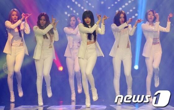 본문 이미지 - 걸그룹 달샤벳이 8일 오후 서울 광진구 어린이대공원 돔아트홀에서 열린 컴백 쇼케이스에서 멋진 무대를 펼치고 있다. 달샤벳의 일곱번째 미니앨범 B.B.B는 기존 상큼 발랄한 이미지와는 전혀 다른 여성스럽고 세련된 성숙한 이미지를 강조한 타이틀곡과 겨울과 어울리는 따뜻한 느낌의 수록곡들로 채워졌다. 2014.1.8 /뉴스1 © News1   
