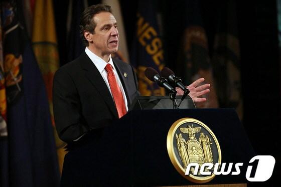 본문 이미지 - 8일&#40;현지시간&#41; 뉴욕 알바니에서 신년 연설 중인 앤드루 쿠오모 뉴욕 주지사.© AFP=News1 
