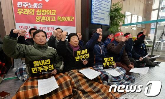 본문 이미지 - 권영길, 천영세 등을 비롯한 민주노총 지도위원단이 9일 오전 서울 중구 정동 민주노총에서 단식투쟁 중단 기자회견을 갖고 구호를 외치고 있다. © News1 박세연 기자