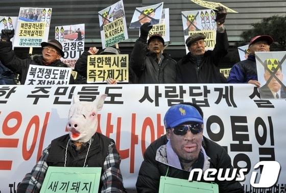 본문 이미지 - 한국 보수단체 회원들이 8일 김정은 북한 국방위원회 제1위원장의 생일을 맞아 서울에서 반북 집회를 열었다. © AFP=News1 
