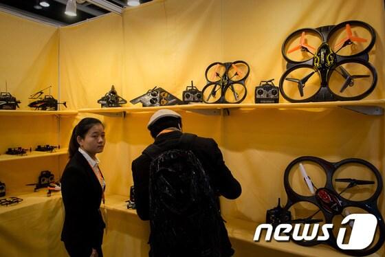 본문 이미지 - 지난 8일&#40;현지시간&#41; 홍콩에서 열린 &#39;2014 홍콩국제완구및게임박람회&#39; 전시장을 둘러보고 있는 한 성인 남성의 모습.© AFP=News1 