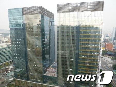 본문 이미지 - GS건설의 새로운 본사인 서울 청진동 '그랑서울' 전경/사진제공=GS건설 © News1 