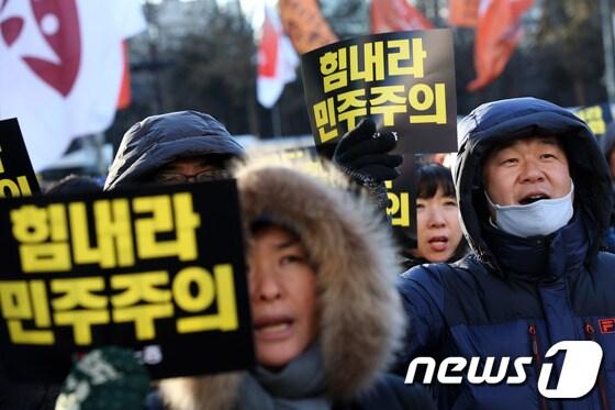 본문 이미지 - 9일 오후 서울광장에서 열린 '민주노총 총파업 결의대회'에서 참가자들이 구호를 외치고 있다. © News1 한재호 기자
