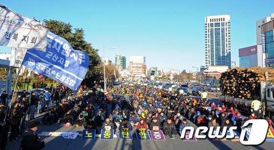 본문 이미지 - 9일 오후 전북 전주시 종합경기장 앞에서 열린 '박근혜 퇴진, 민영화저지, 노동탄압 분쇄 2차 총파업 결의대회'에서 전국민주노동조합총연맹 전북지역본부 조합원들이 노동탄압 중단을 요구하고 있다.2014.1.9/뉴스1 © News1 김대웅 기자