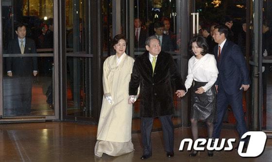 본문 이미지 - 73세 생일을 맞은 이건희 삼성그룹 회장이 부인 홍라희 여사, 이부진 신라호텔 사장과 함께 9일 오후 서울 중구 장충동 신라호텔에서 열린 '신년 사장단 만찬행사'에 참석하고 있다. 2014.1.9/뉴스1 © News1 박지혜 기자