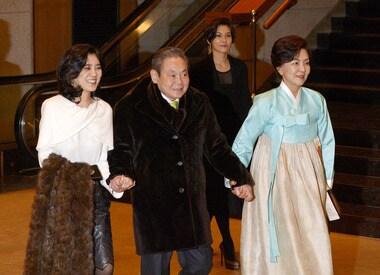 본문 이미지 - 73번째 생일을 맞은 이건희 삼성전자 회장&#40;사진 왼쪽 두번째&#41;이 부인 홍라희 여사, 이부진 호텔신라 사장, 이서현 삼성에버랜드 패션 부문 사장과 함께 9일 오후 서울 중구 장충동 신라호텔에서 열린 &#39;신년 사장단 만찬행사&#39;를 마치고 행사장을 나서고 있다. 2014.1.9/뉴스1 © News1   박지혜 기자
