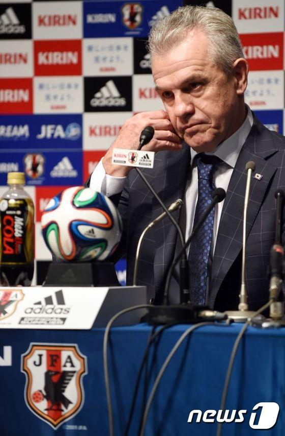 본문 이미지 - 일본 축구대표팀 하비에르 아기레 감독이 10월 1일 도쿄에서 평가전에 나갈 대표팀 명단 발표 기자회견을 가졌다.  ⓒ AFP=News1