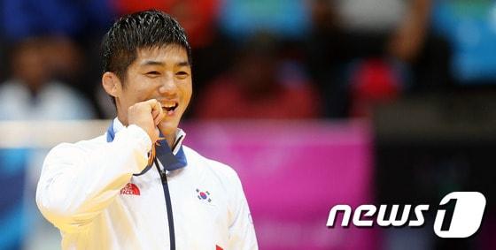 본문 이미지 -  한국 레슬링의 간판 김현우가 2년 연속 남자 그레코로만형 75kg급에서 세계랭킹 1위에 자리했다. 사진은 지난 1일 인천아시안게임에서 금메달을 차지한 뒤 시상식에서 기뻐하고 있는 모습. ⓒ News1 송원영 기자