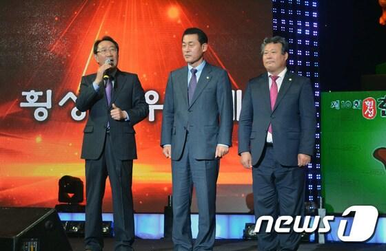 본문 이미지 - 제10회 횡성한우축제가 1일 개막한 가운데 섬강 둔치 특설무대에서 열린 개막식에서 한규호 군수가 황영철 국회의원, 한창수 군의장과 함께 환영사를 하고 있다. 지난 해만 61만명이 찾은 횡성한우축제는 5일까지 섬강 둔치 일원에서 펼쳐진다. 왼쪽부터 한규호 군수, 황영철 의원, 한창수 의장.2014.10.01/뉴스1 2014.10.01/뉴스1 ⓒ News1 권혜민 기자