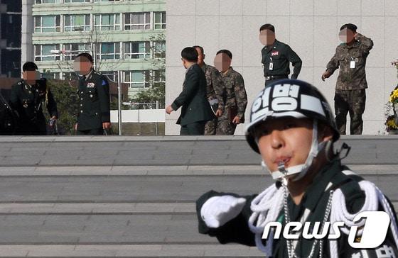 본문 이미지 - 현역 육군 소장이 부하여군을 성추행한 혐의로 긴급 체포된 가운데 10일 오전 서울 용산구 합참 청사에서 열린 '긴급 주요 지휘관 화상회의'를 마친 군 관계자들이 대화를 나누고 있다. 2014.10.10/뉴스1 ⓒ News1 허경 기자