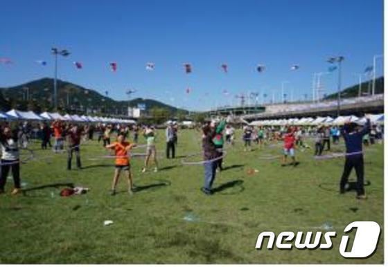 본문 이미지 - 수영강변 페스티벌위원회는 11일 수영강시민공원에서 ‘제4회 수영강변 페스티벌’을 개최한다. 사진은 지난해 행사장면. <해운대구 제공>ⓒ News1
