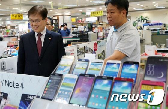 본문 이미지 - 최양희 미래부장관이 지난 10일 오후 서울 서초구 국제전자센터를 방문해 시행 2주차에 접어든 이동통신단말장치 유통구조 개선에 관한 법률(단통법) 시행상황을 현장 점검하며 매장 관계자와 대화를 나누고 있다. 2014.10.10/뉴스1 ⓒ News1 오대일 기자