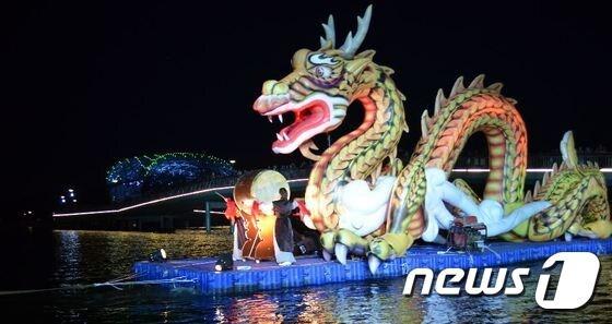 본문 이미지 - 사진은 세종호호수공원서 수상퍼레이드를 벌이는 장면ⓒ News1