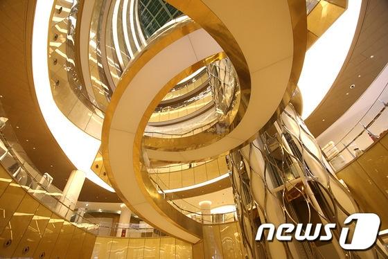 본문 이미지 - 제2롯데월드내 백화점 &acute;에비뉴엘 월드타워점&acute;(사진제공=롯데그룹)ⓒ News1