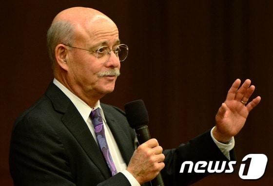 본문 이미지 - 세계적인 미래학자 제러미 리프킨이 13일 오후 서울 종로 교보빌딩에서 열린 명강의 BIG 10에서 자신의 신작 '한계비용 제로 사회'를 주제로 강연을 하고 있다. 2014.10.13/뉴스1 ⓒ News1 박정호 기자