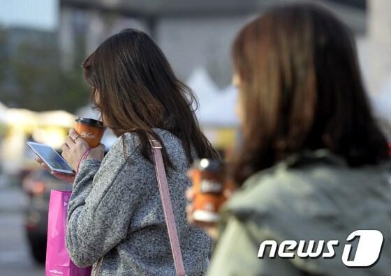 본문 이미지 - 서울 광화문 네거리에서 시민들이 커피를 마시며 출근하는 모습. (자료사진) ⓒ News1