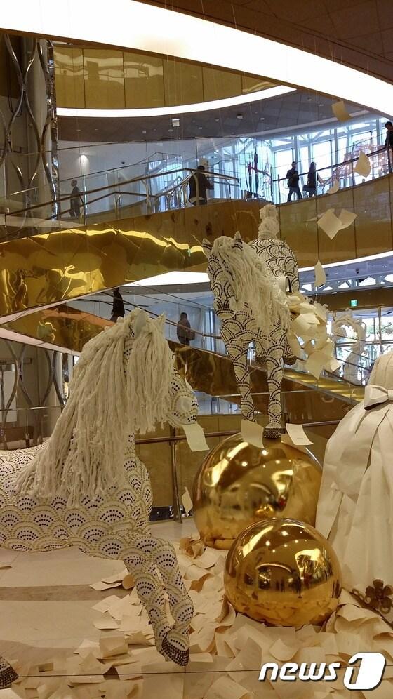 본문 이미지 - 14일 문을 연 제2롯데월드의 &acute;에비뉴엘 월드타워점&acute; 1층 조형물ⓒ News1