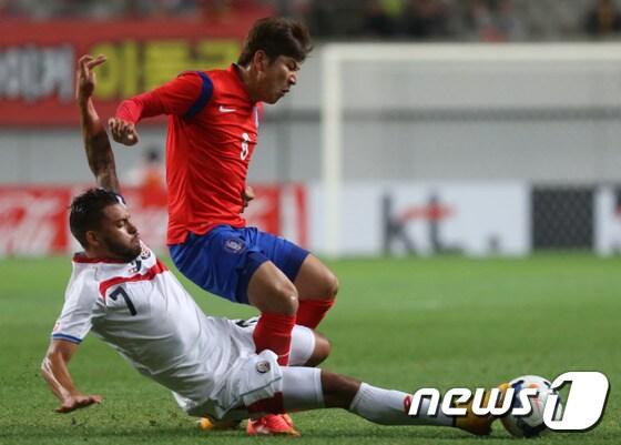 본문 이미지 - 14일 서울 상암월드컵경기장에서 열린 축구 국가대표평가전 한국과 코스타리카 경기에서 박주호 선수가 태클을 당하고 있다. 2014.10.14/뉴스1 ⓒ News1 송원영 기자