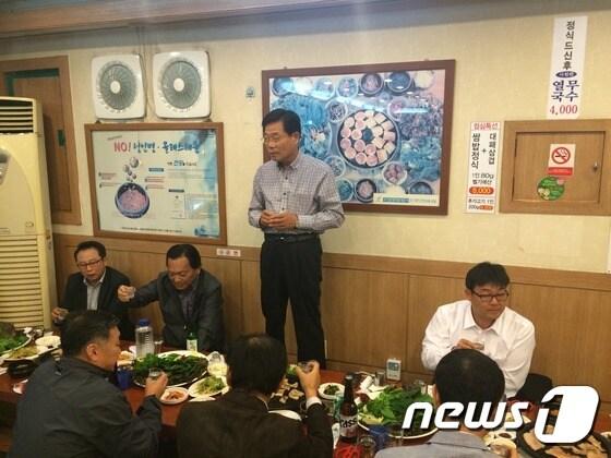 본문 이미지 - 윤건모 수원시시설관리공단 이사장은 14일 격무에 지친 교통약자지원팀 직원들을 위로하기 위해 장안구 무영쌈밥집에서 간담회를 가졌다./사진제공=수원시시설관리공단ⓒ News1