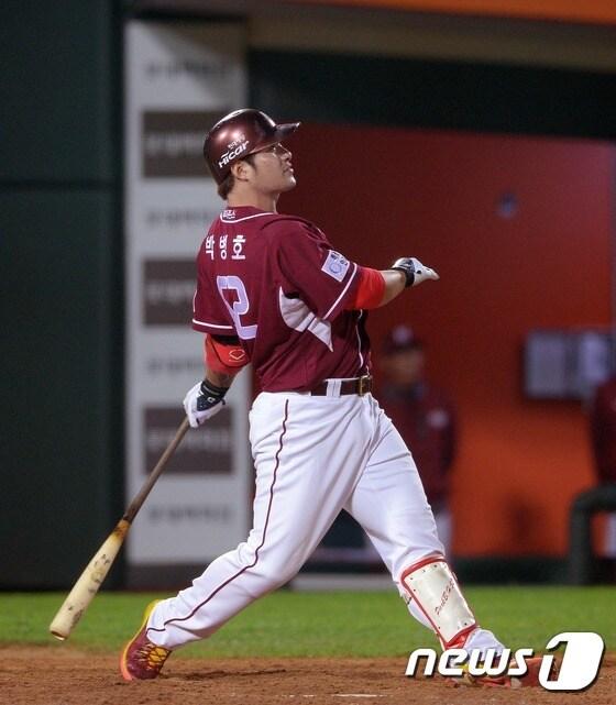 본문 이미지 - 15일 오후 부산 사직야구장에서 열린 2014 한국야쿠르트 세븐 프로야구 롯데자이언츠와 넥센히어로즈의 경기에서 넥센 5회초 1사 1,2루 상황 박병호가 스리런 홈런을 날리고 있다. 2014.10.15/뉴스1 ⓒ News1 이동원 기자