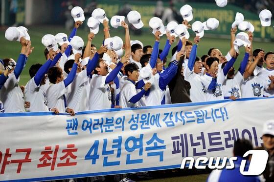 본문 이미지 - 15일 대구 시민운동장 야구장에서 열린 2014 한국야쿠르트 세븐 프로야구 삼성 라이온즈와 LG 트윈스 경기에서 삼성이 LG상대로 5:3 으로 승리하며 정규시즌 4년 연속 우승을 확정 지은 뒤 류중일 감독과 선수들이 모자를 하늘로 던지며 기쁨을 만끽하고 있다. 2014.10.15./뉴스1 ⓒ News1 정훈진 기자