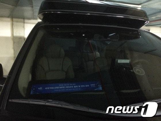 본문 이미지 - 한국거래소가 지난 2013년부터 렌탈하며 불법 개조해 사용해온 문제의 법인 승합차량. 4열의 구조가 3열로 바꿔 11인승 승합차를 7인승으로 개조했다.  ⓒ News1