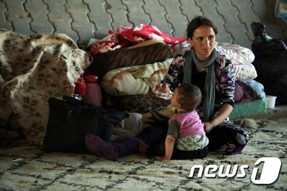 본문 이미지 - IS를 피해 난민생활 중인 야지디족 주민들의 모습.ⓒ AFP=뉴스1