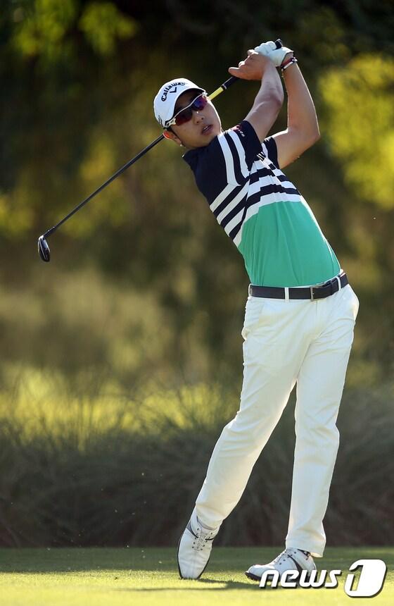 본문 이미지 - 배상문이 17일&#40;한국시간&#41; PGA투어 슈라이너스 아동병원 오픈 1라운드에서 샷을 날리고 있다.ⓒ AFP=News1