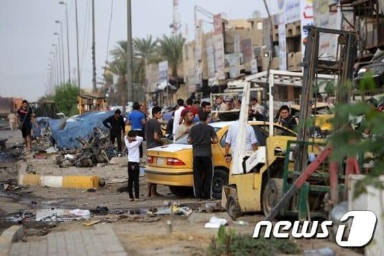 본문 이미지 - 16일(현지시간) 바그다드 북부 탈비야에서 자살폭탄테러가 발생했다. ⓒAFP=뉴스1