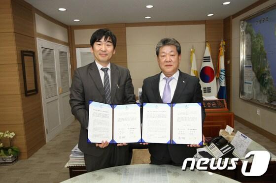 본문 이미지 - 17일 강원 윤승근 고성군 군수(오른쪽)는 알프스쎄븐리조트 김석휴 대표이사(왼쪽)와 집무실에서 사업추진을 위한 업무혐약을 체결했다. (사진제공=고성군) 2014.10.17/뉴스1 ⓒ News1 엄용주 기자