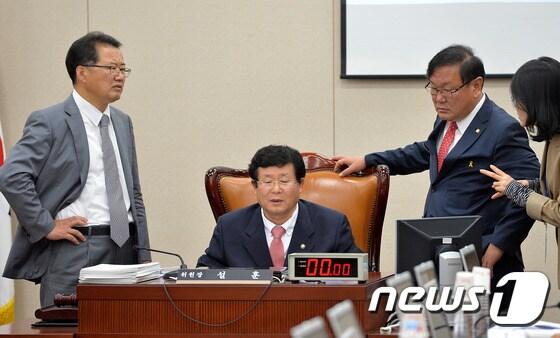 본문 이미지 - 설훈 교문위 위원장과 여야 간사인 신성범(왼쪽), 김태년 의원이 지난 17일 오후 서울 여의도 국회 교육문화체육관광위원회 회의실에서 열린 한국콘텐츠진흥원, 한국관광공사 등에 대한 국정감사 속개를 앞두고 논의를 하고 있다. 2014.10.17/뉴스1 ⓒ News1 박세연 기자